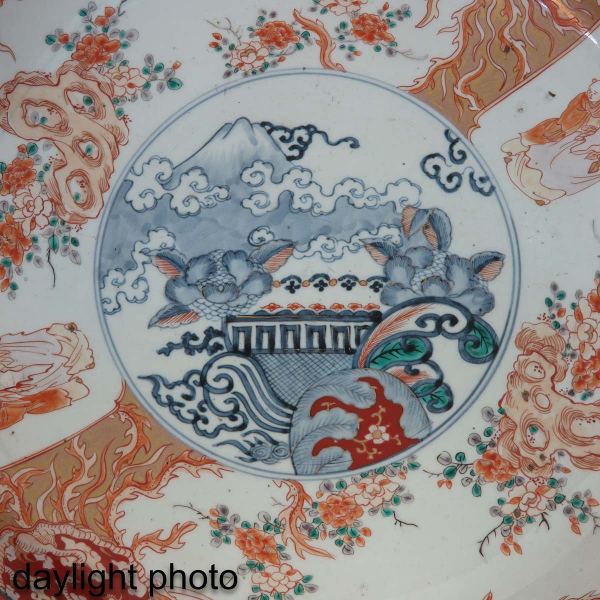 A Large Imari Charger - Image 7 of 7