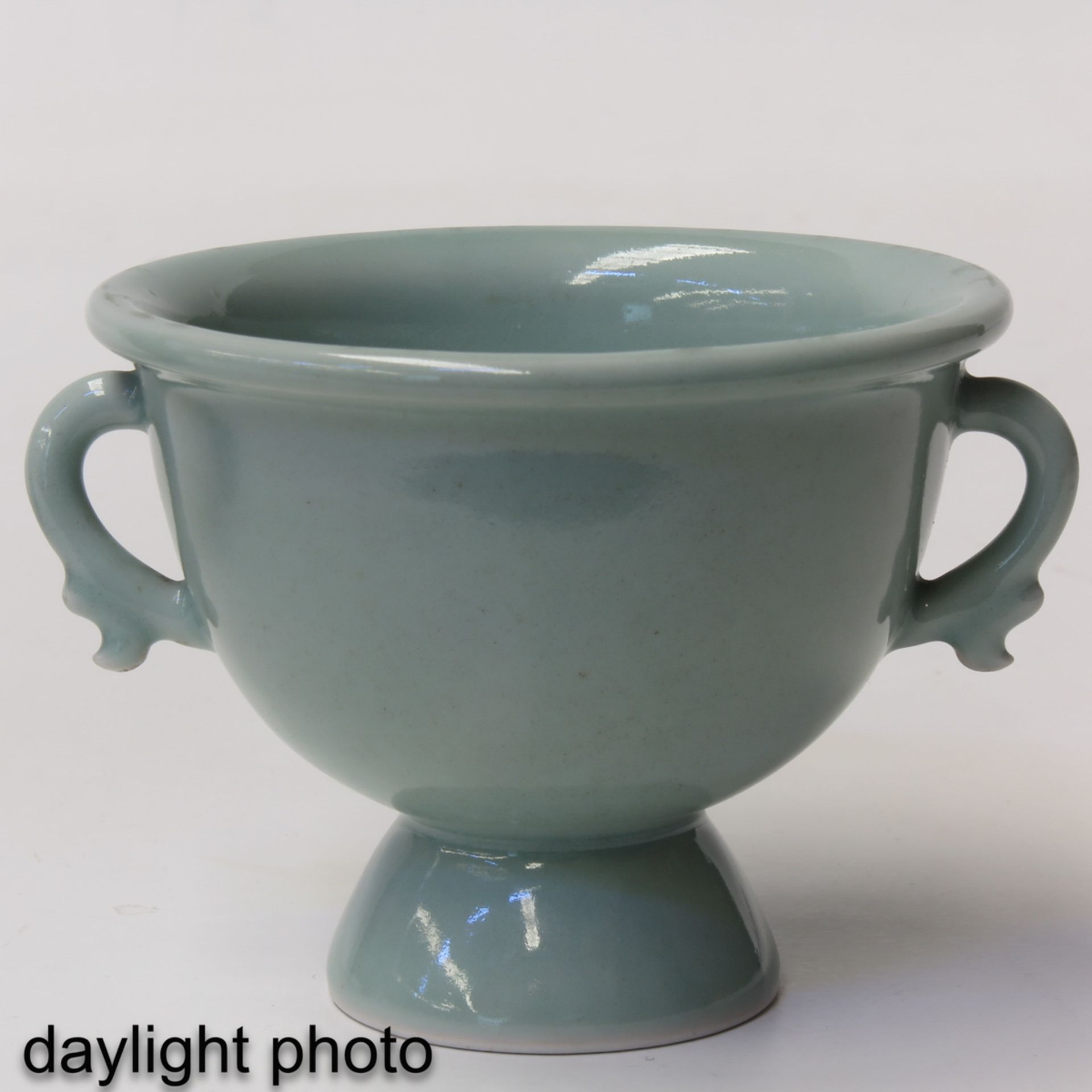 A Celadon Vase and Stemmed Cup - Bild 10 aus 10