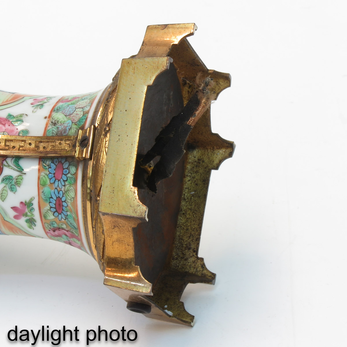 A Pair of Cantonese Lamps - Image 8 of 10