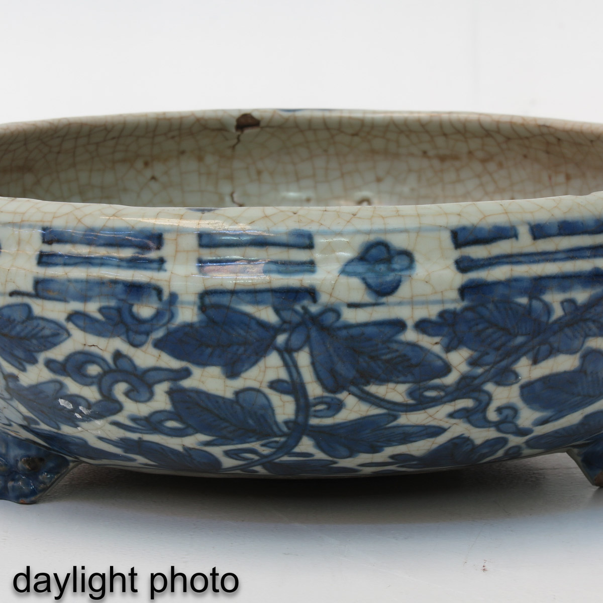 A Blue and White Tripod Censer - Image 9 of 9