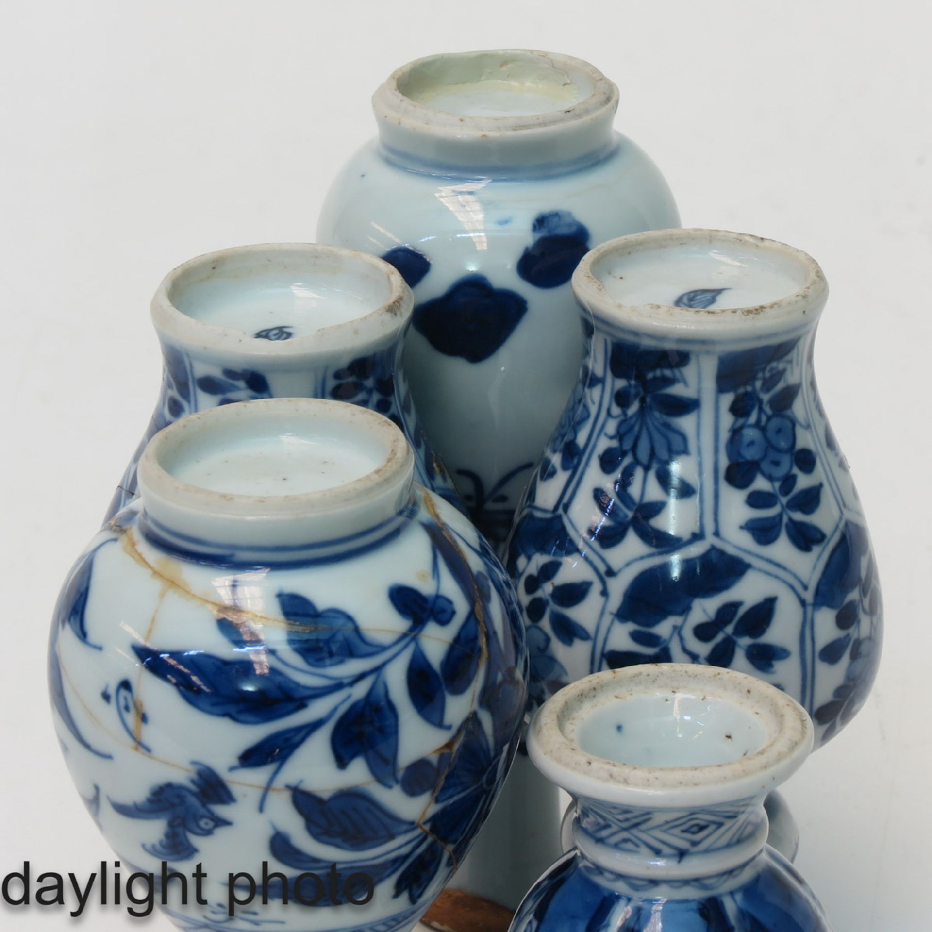 A Collection of 5 Miniature Vases - Bild 7 aus 9