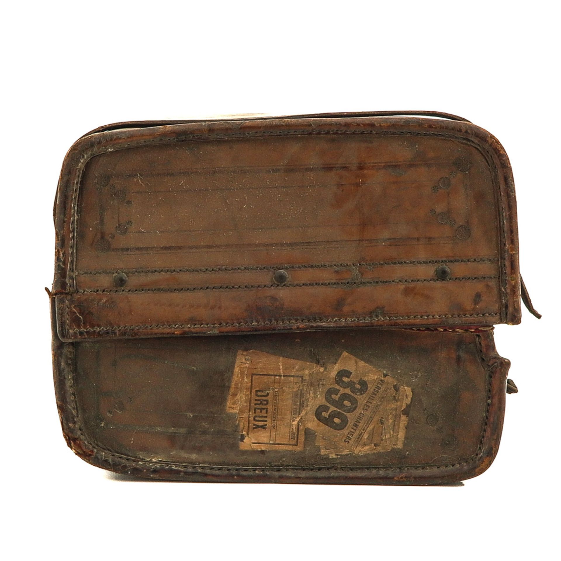 A Leather and Silk Suitcase - Bild 5 aus 10