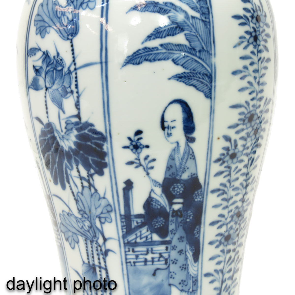 A Pair of Blue and White Garniture Vases - Image 10 of 10