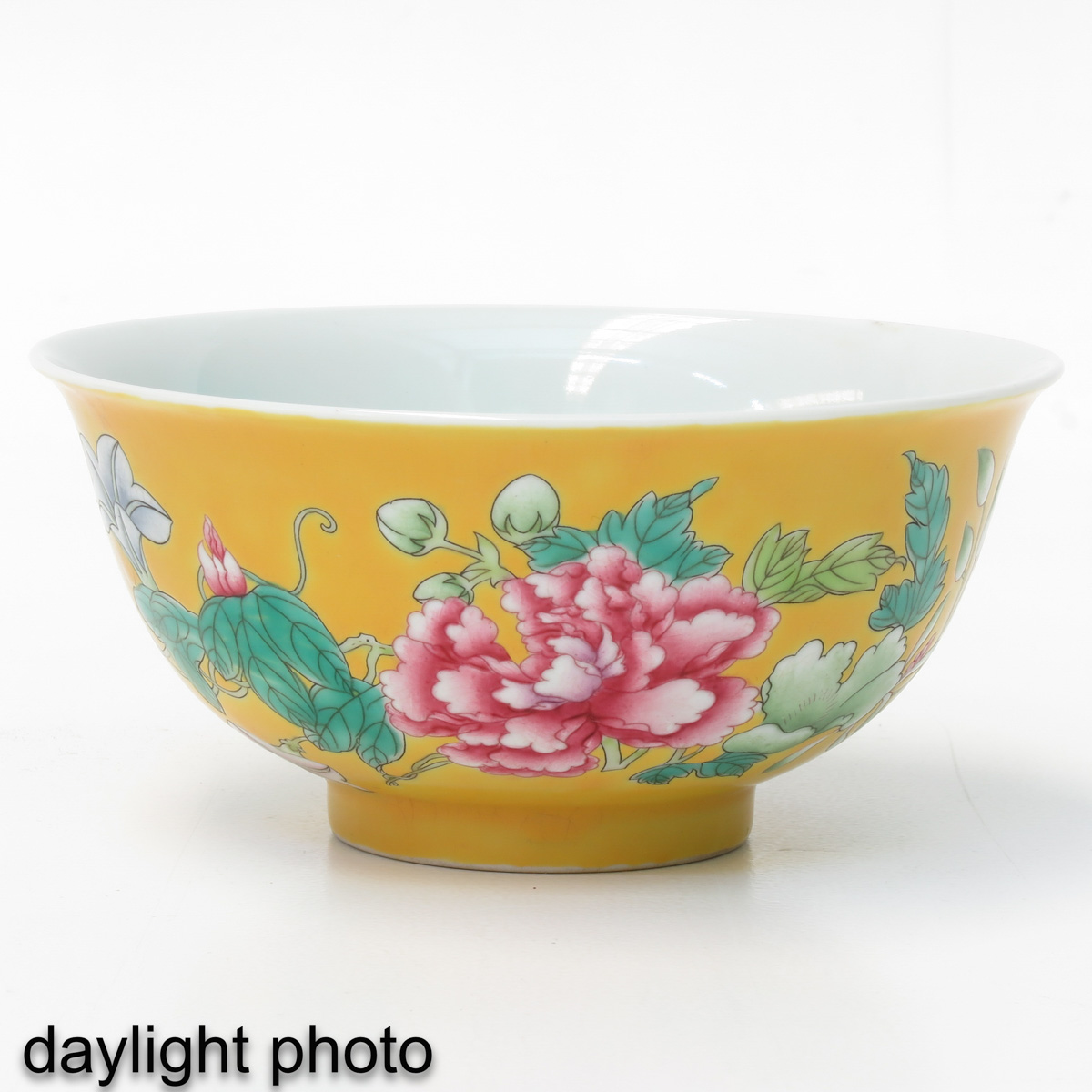 A Pair of Famille Rose Bowls - Image 7 of 10