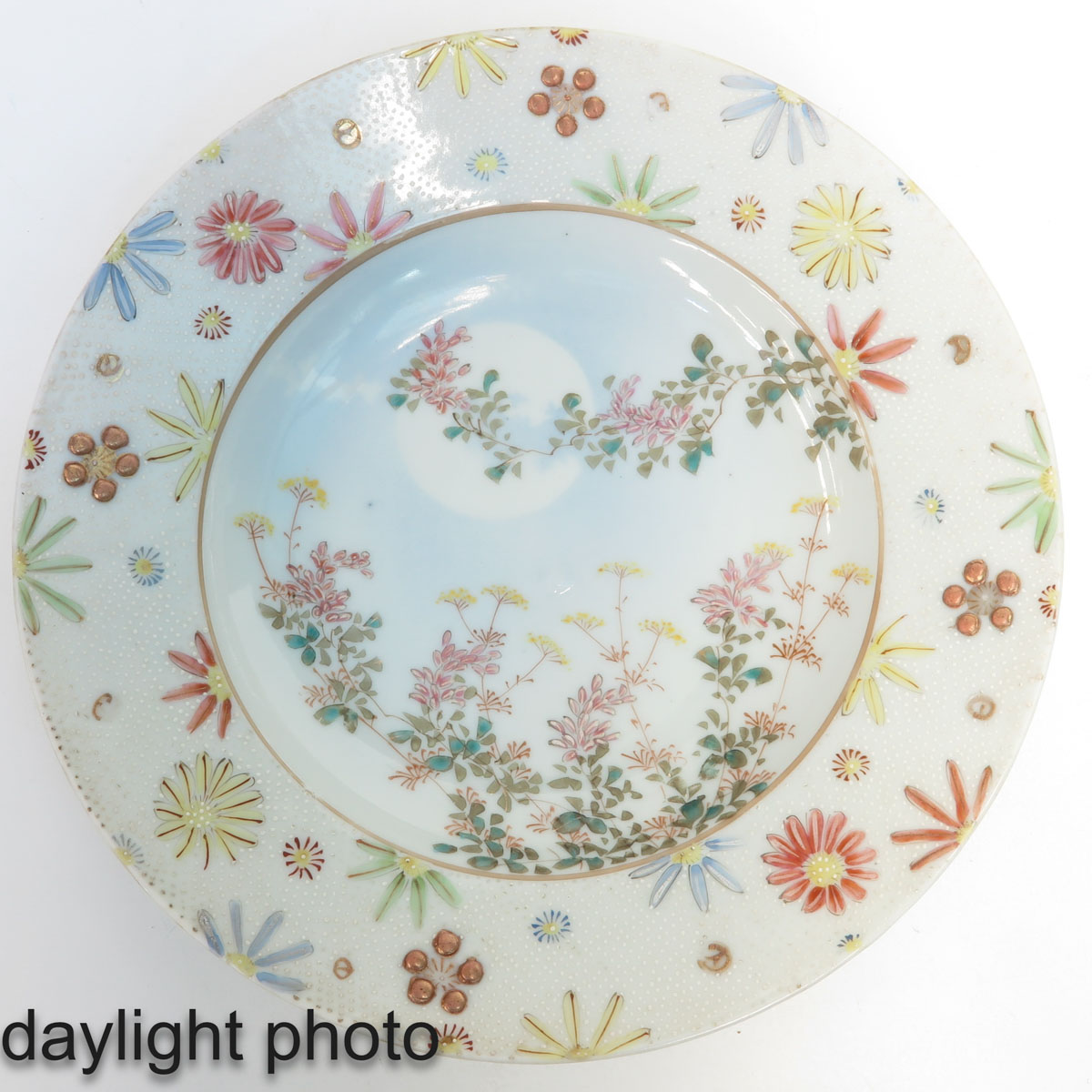 A Pair of Famille Rose Plates - Image 7 of 10