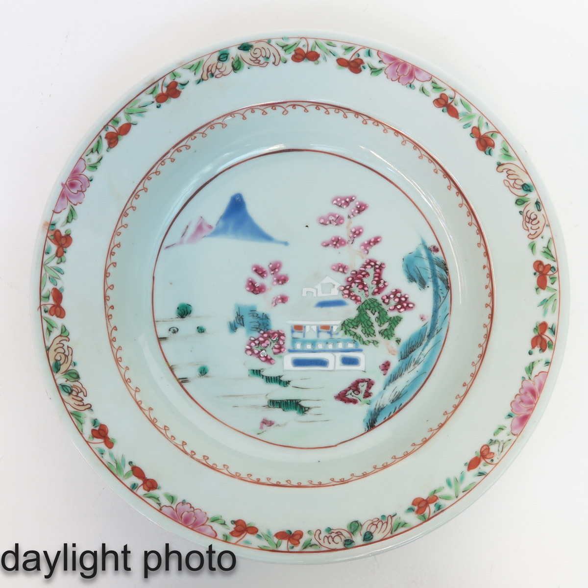 A Series of 4 Famille Rose Plates - Image 7 of 9