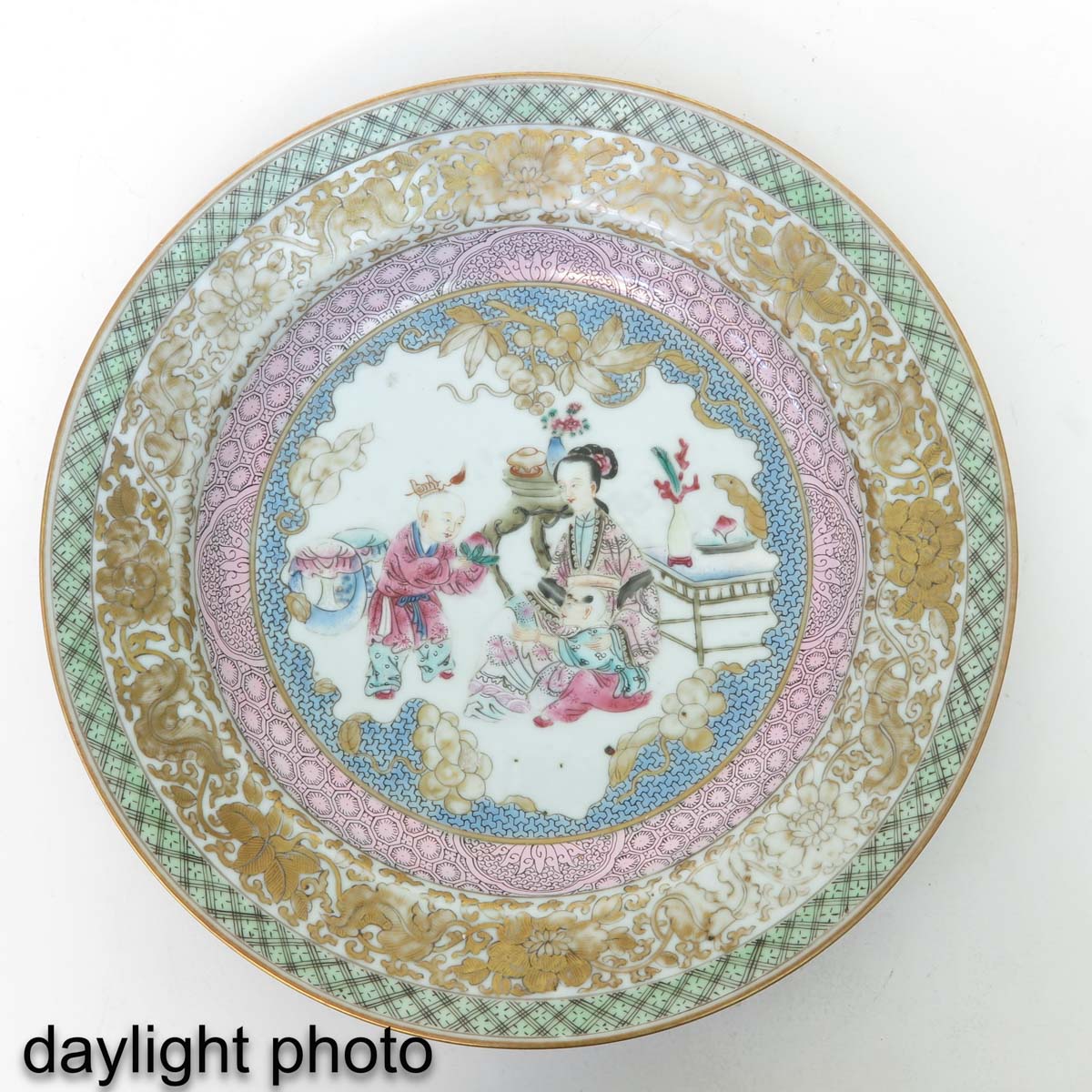 A Ruby Back Famille Rose Plate - Image 3 of 5