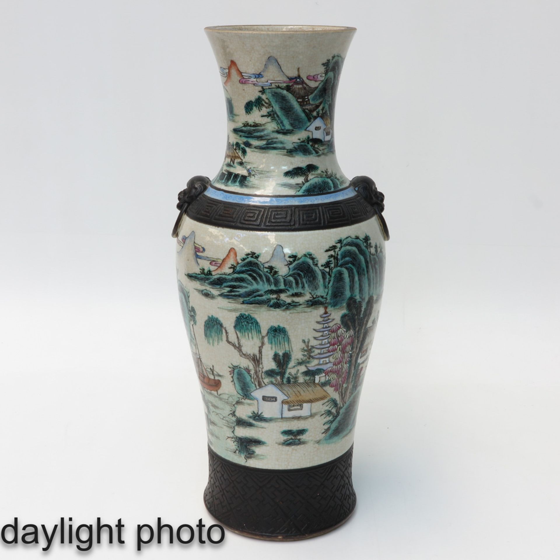 A Pair of Nanking Crackle Glazed Vases - Bild 7 aus 10