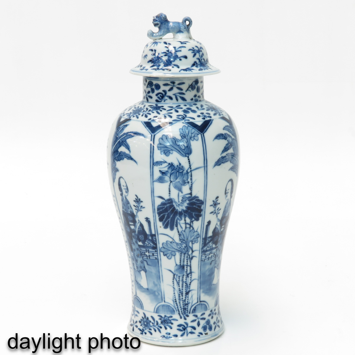 A Pair of Blue and White Garniture Vases - Image 7 of 10