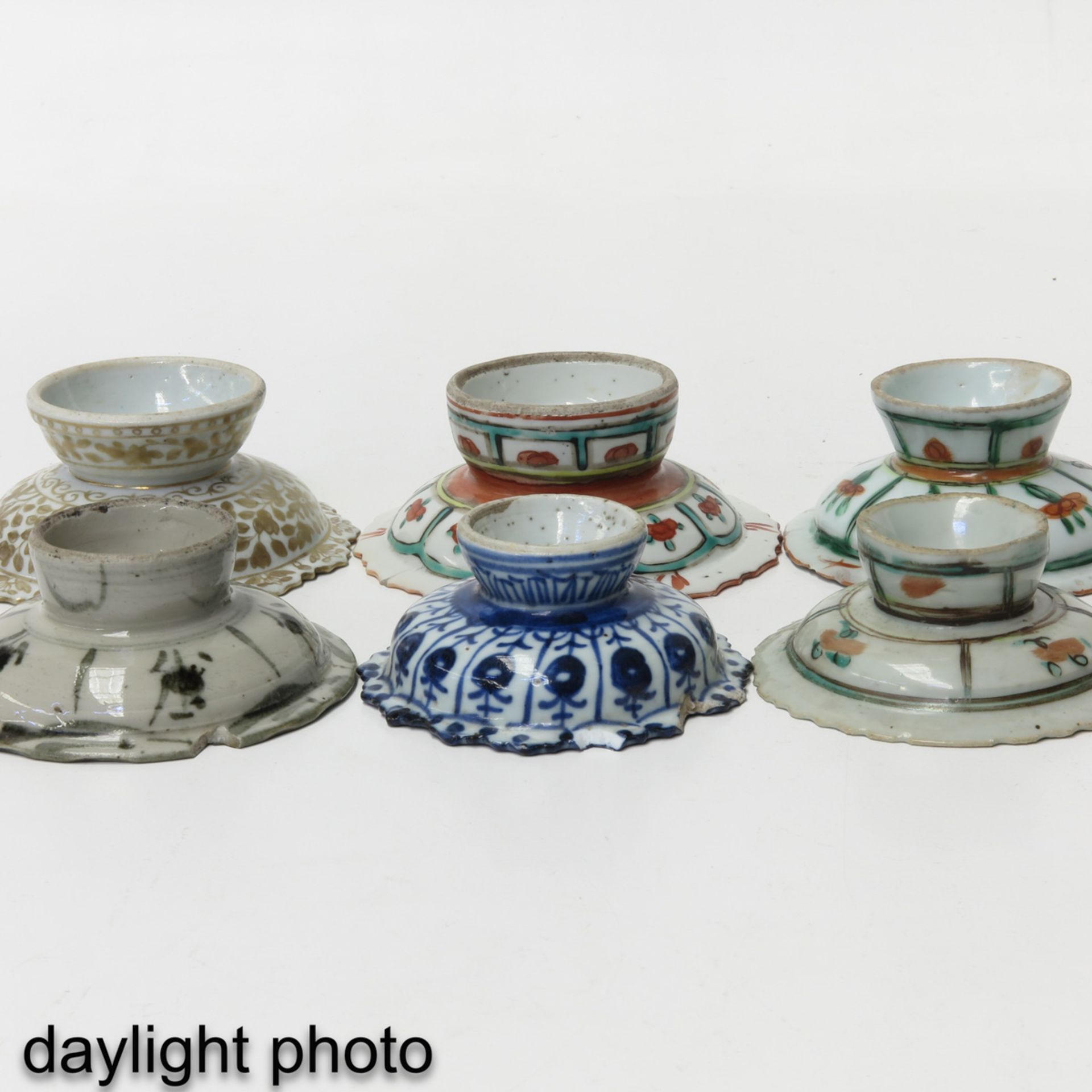 A Collection of 9 Small Altar Dishes - Bild 8 aus 10