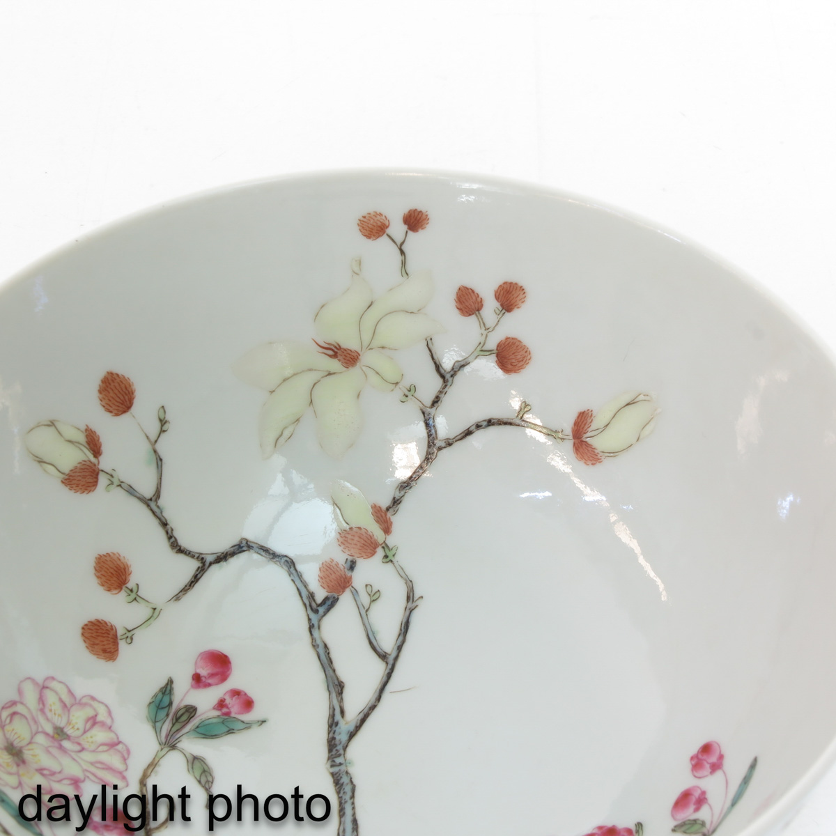 A Pair of Famille Rose Bowls - Image 10 of 10