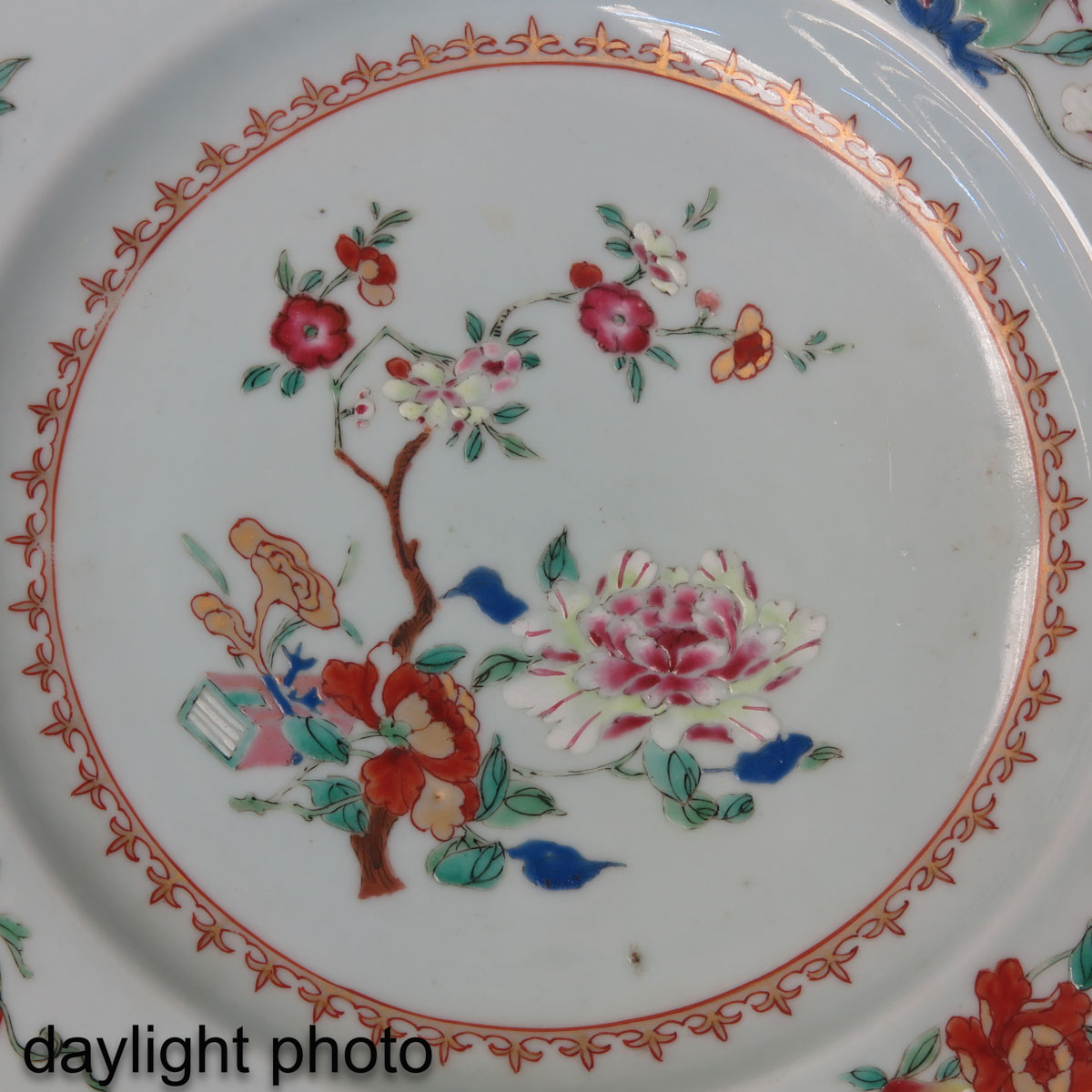 A Lot of 2 Famille Rose Plates - Image 10 of 10