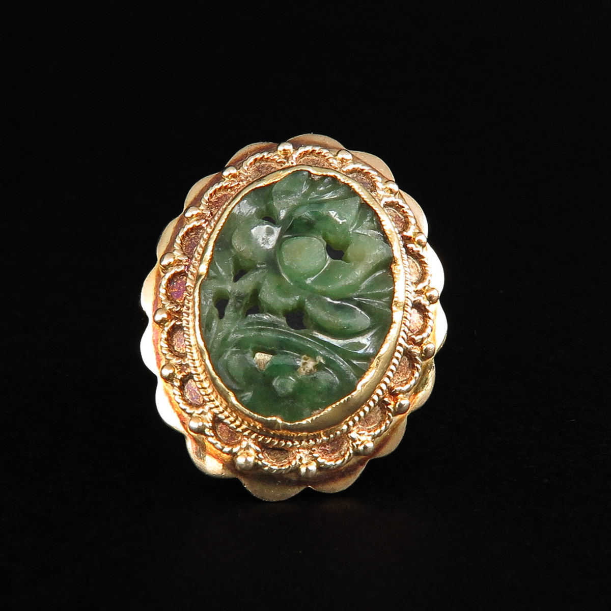 A Ladies Jade Ring - Image 2 of 3