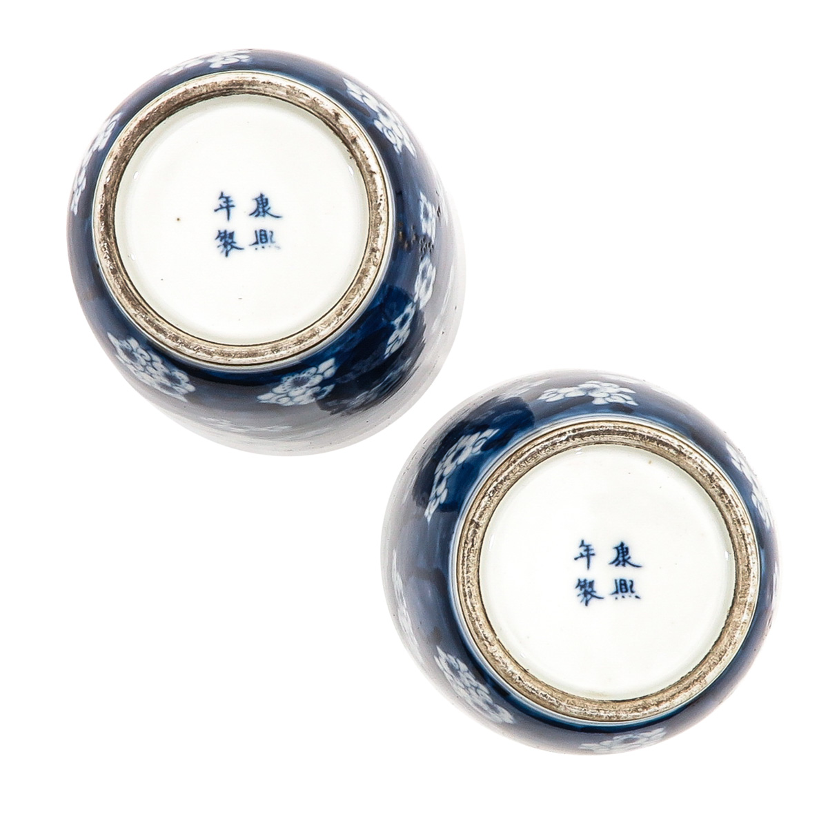 A Pair of Blue and White Vases - Image 6 of 10