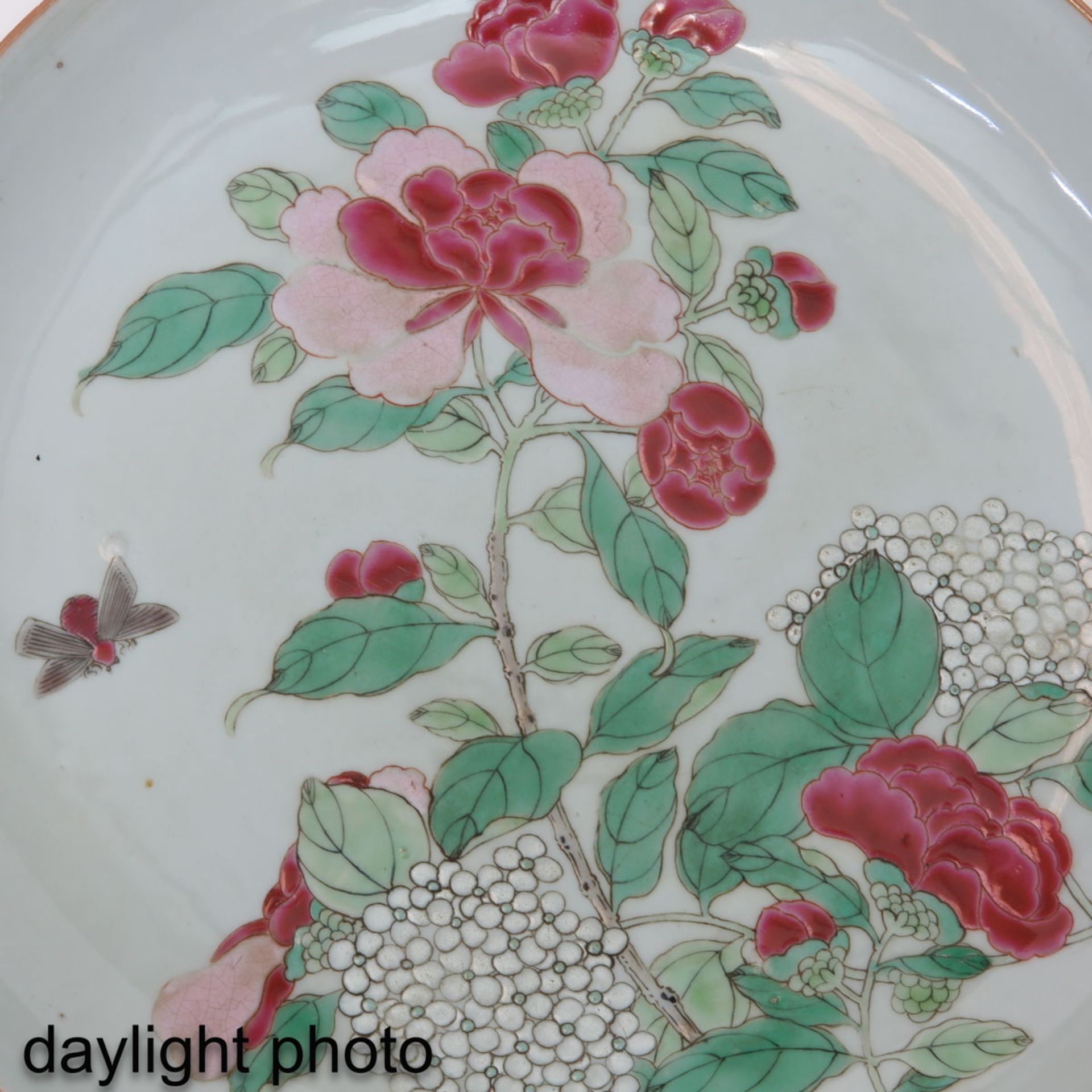 A Famille Rose Ruby Back Dish - Image 5 of 5