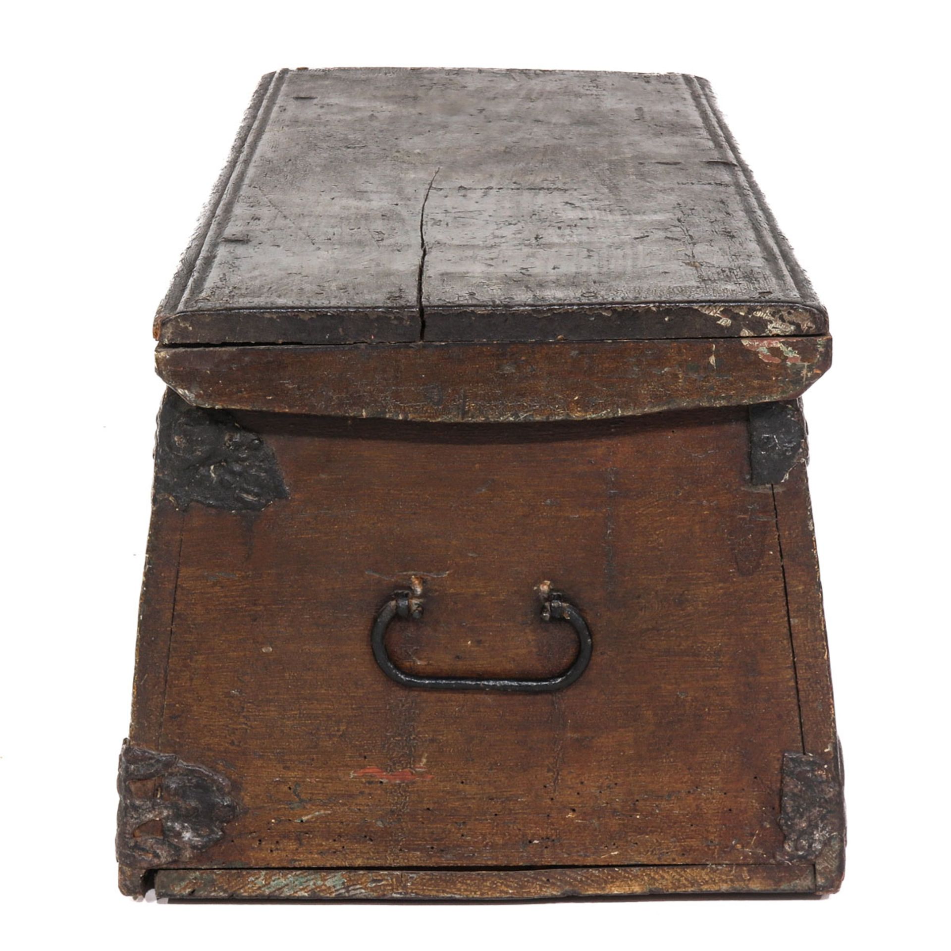 An 18th Century Ship's Chest - Image 4 of 10
