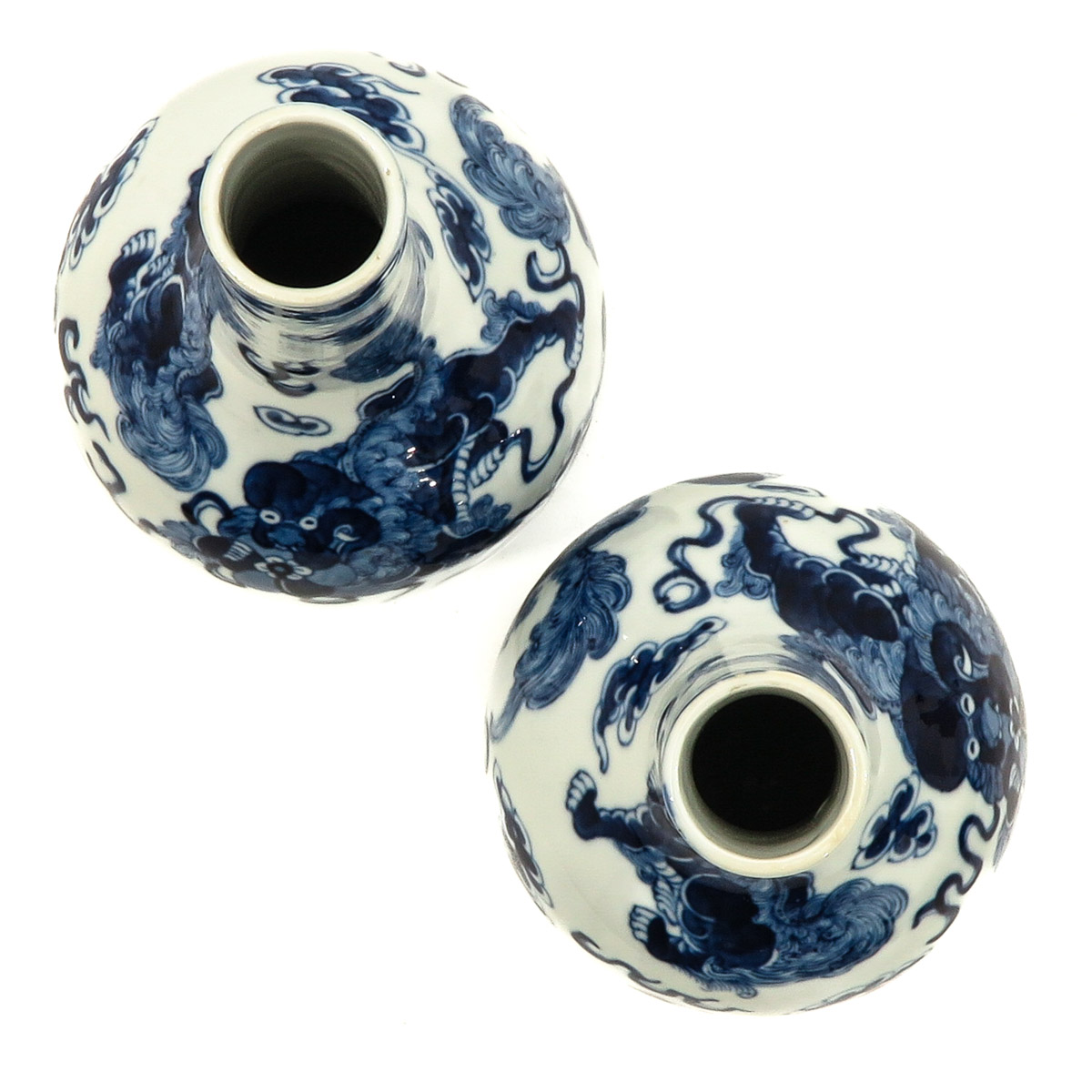 A Pair of Blue and White Bottle Vases - Image 5 of 10