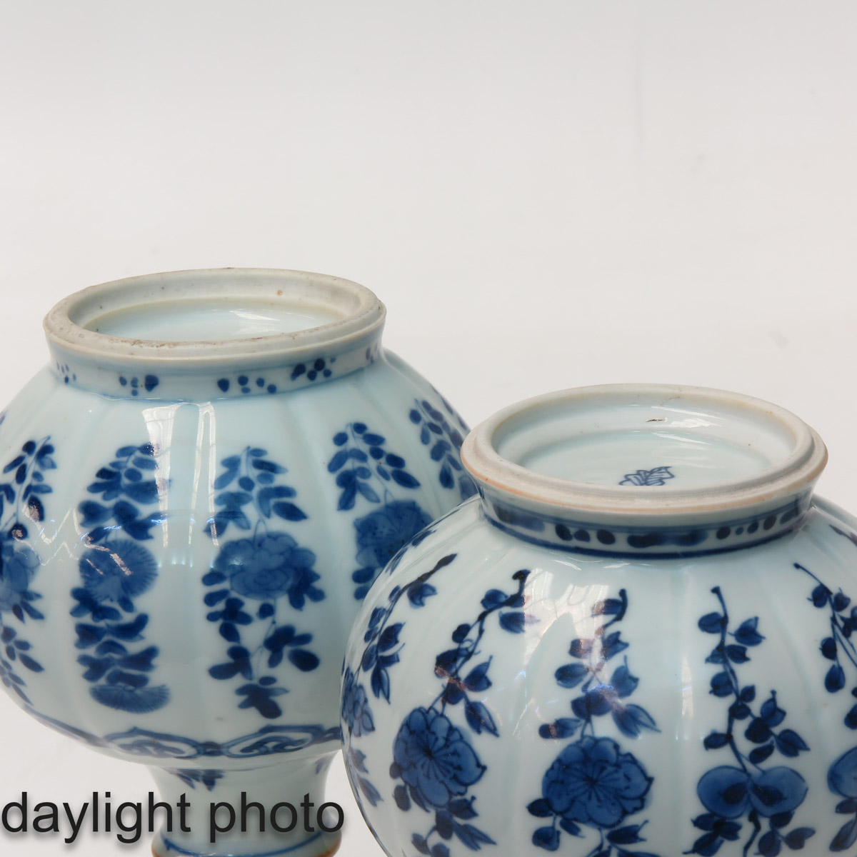 A Pair of Blue and White Vases - Image 8 of 10