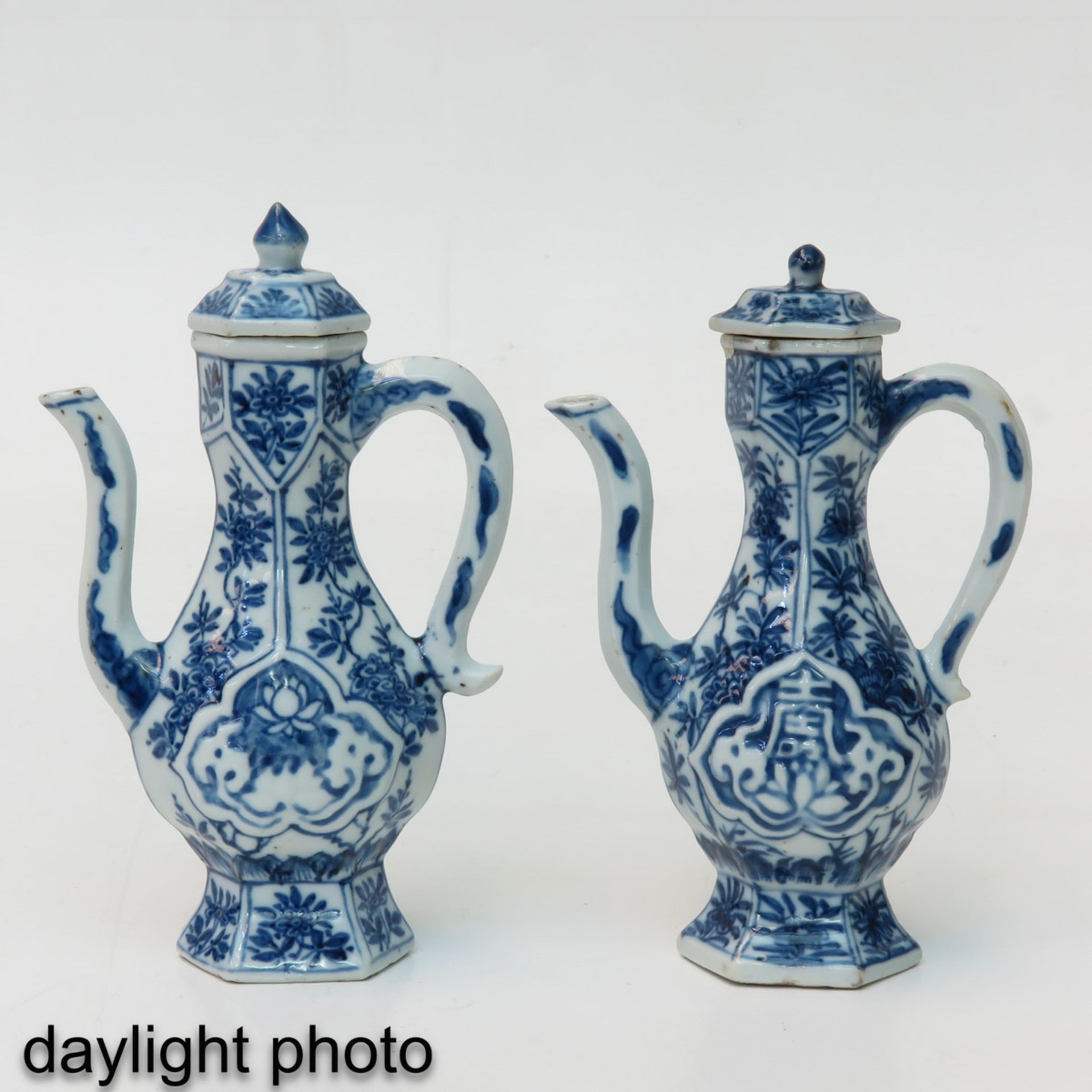 A Pair of Blue and White Cruets - Image 7 of 10