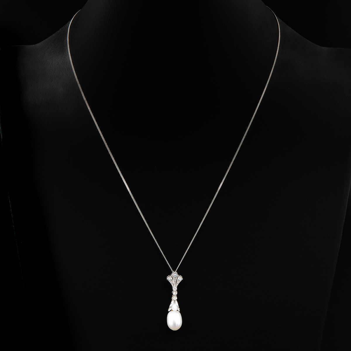 A Necklace with Pearl and Diamond Pendant - Image 3 of 6