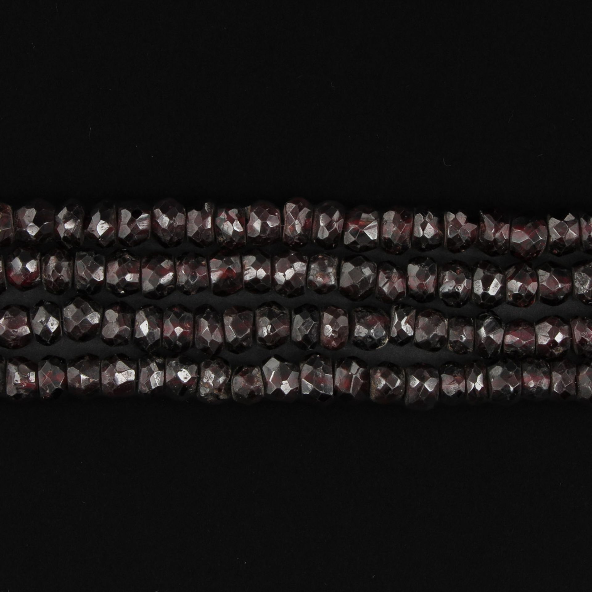 A Garnet Necklace - Image 4 of 5