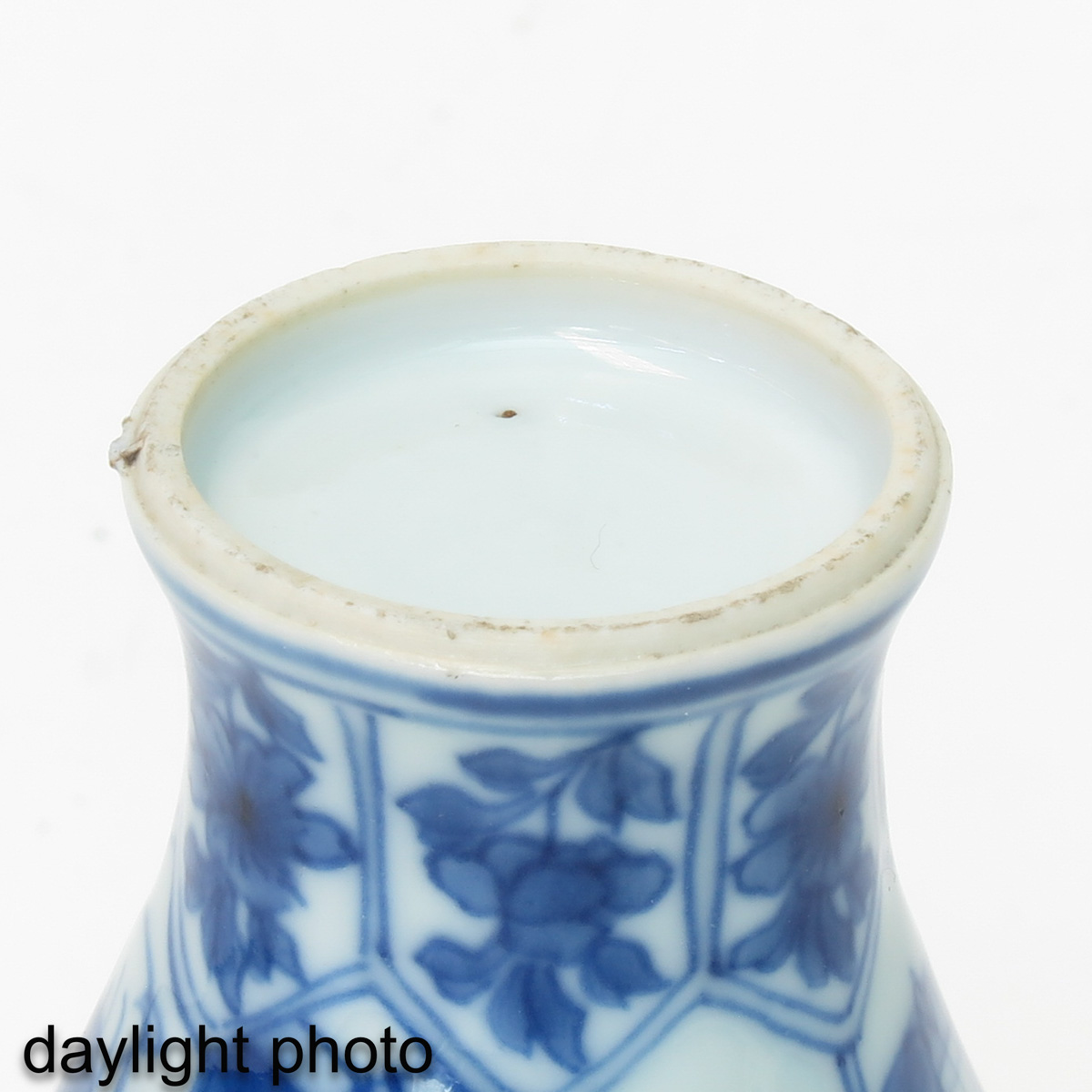 A Blue and White Miniature Vase - Image 8 of 10