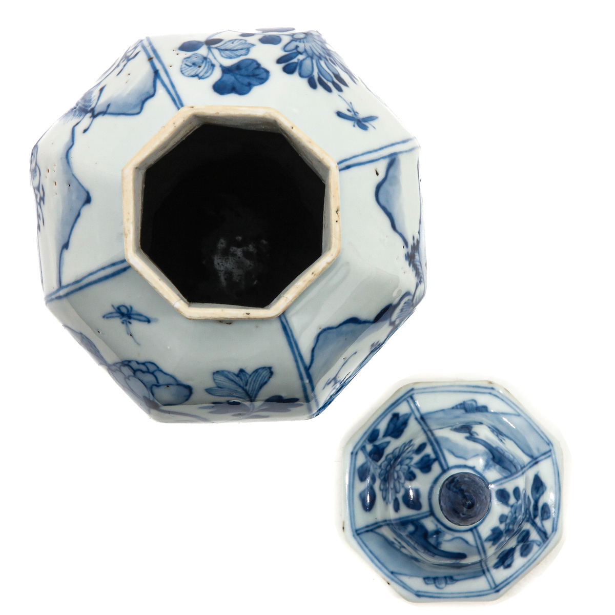 A Blue and White Garniture Vase - Image 5 of 9
