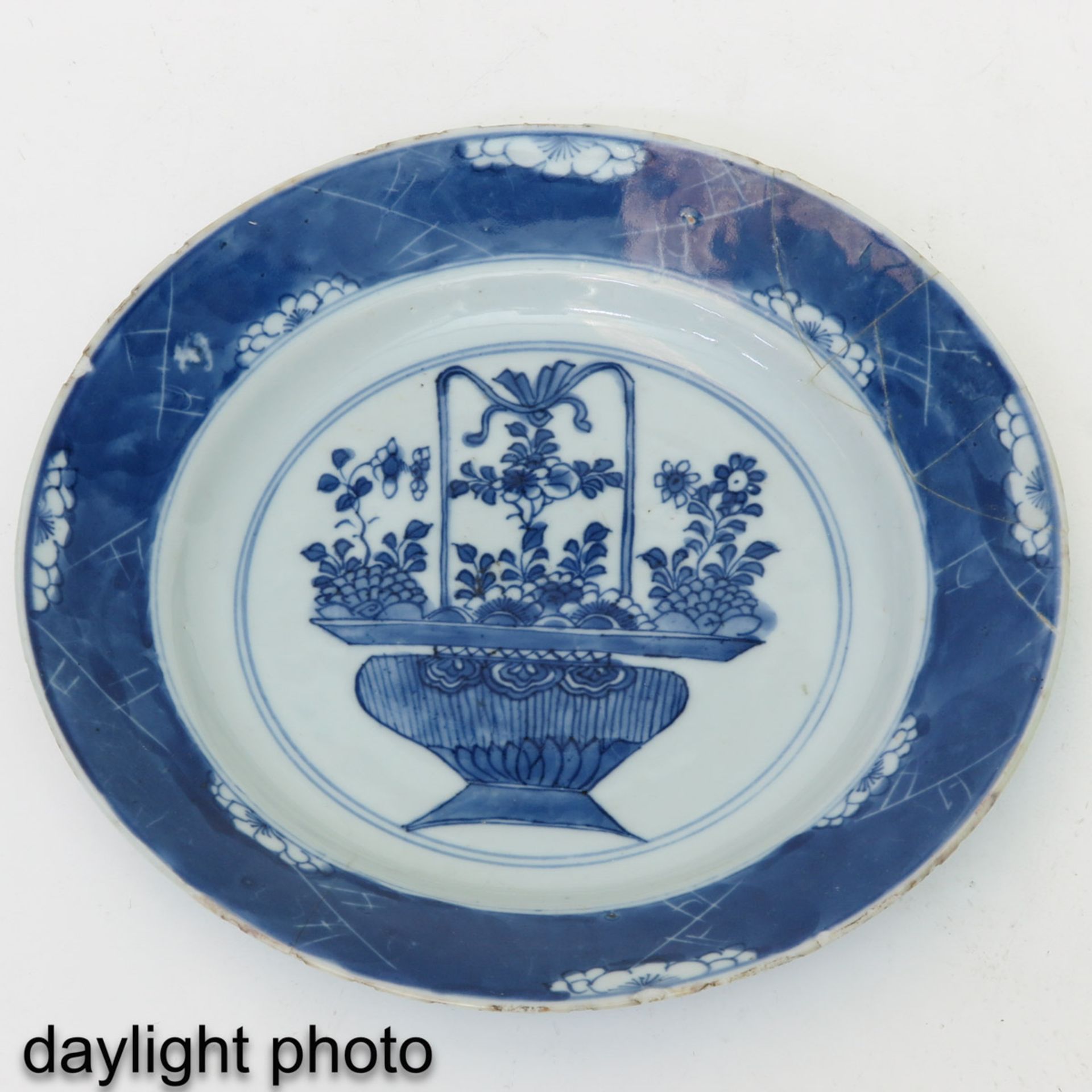 A Lot of 2 Blue and White Plates - Bild 7 aus 9