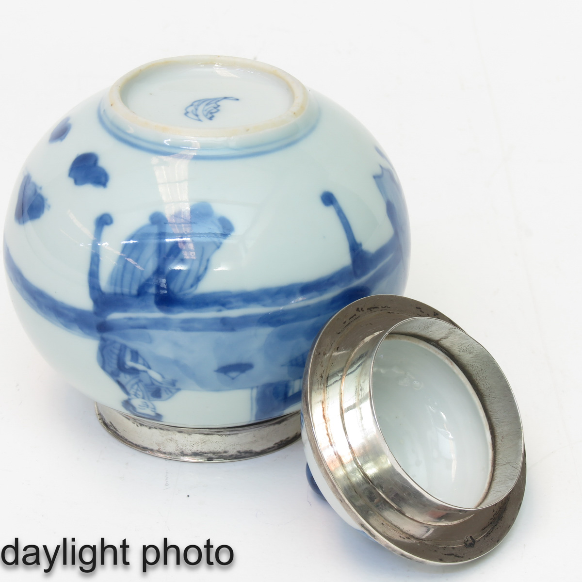 A Blue and White Teabox - Image 8 of 10