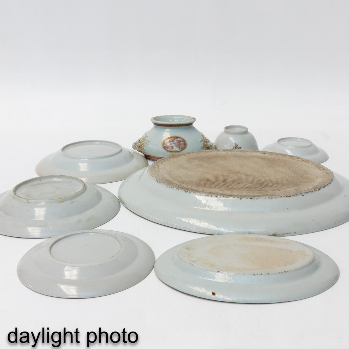 A Large Chinese Export Porcelain Service - Image 9 of 10