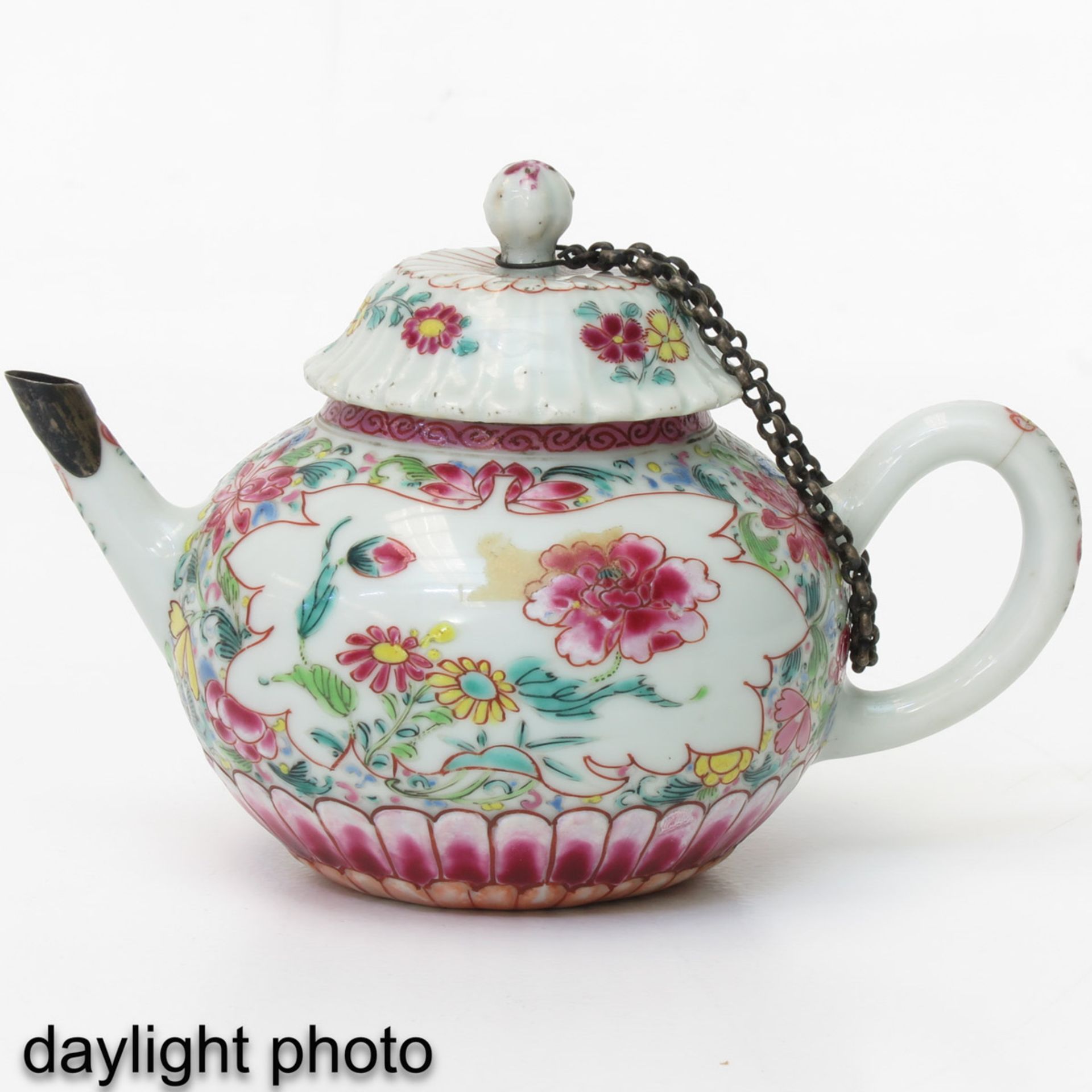 A Famille Rose Teapot - Bild 7 aus 10