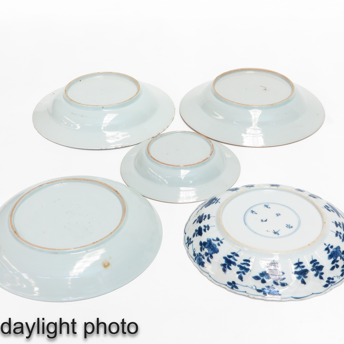 A Collection of 5 Blue and White Plates - Image 8 of 10