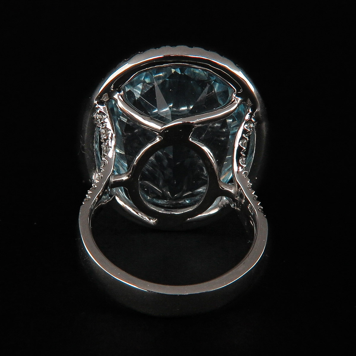 A Ladies Blue Topaz and Diamond Ring - Image 3 of 5