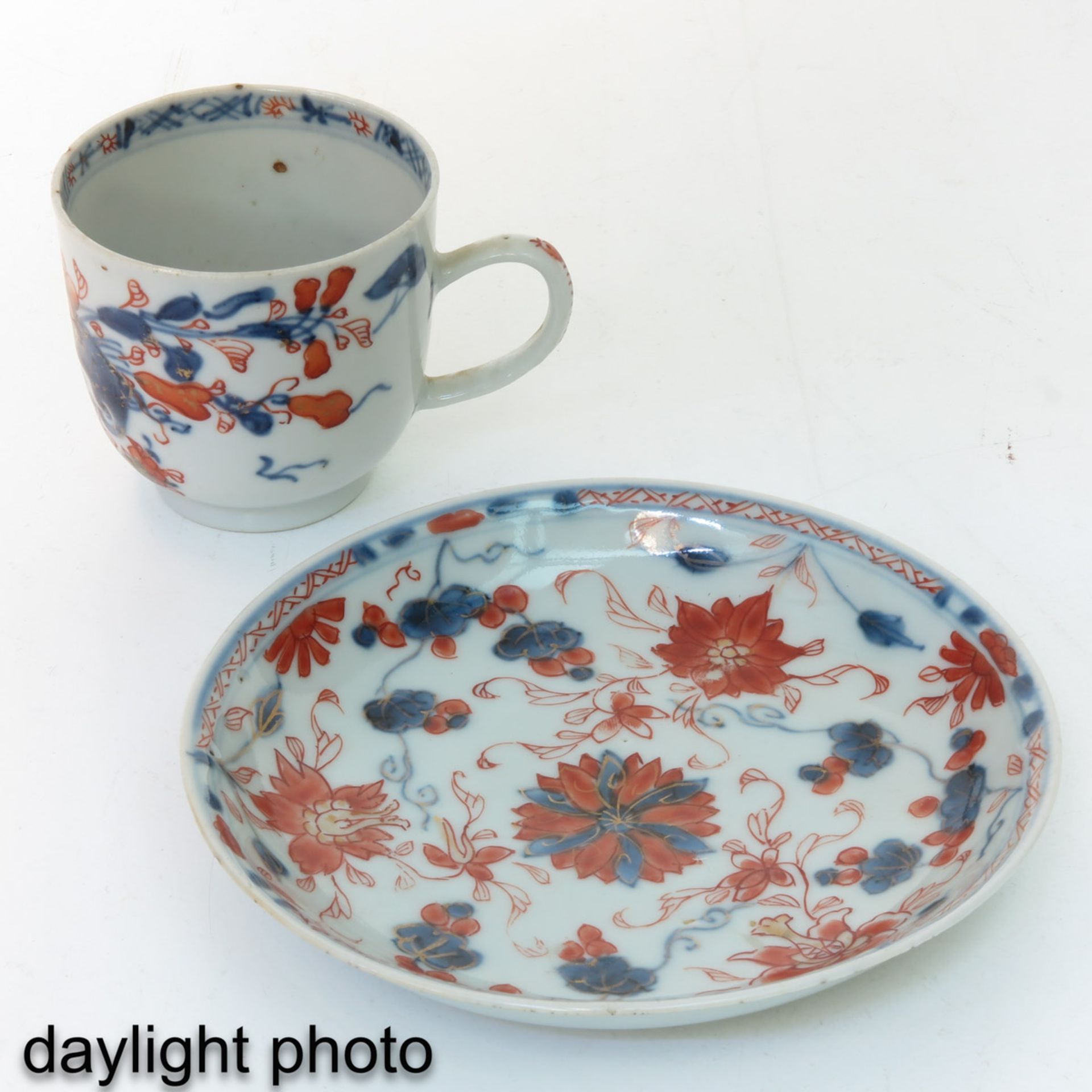 A Series of 3 Imari Cups and Saucers - Bild 9 aus 10