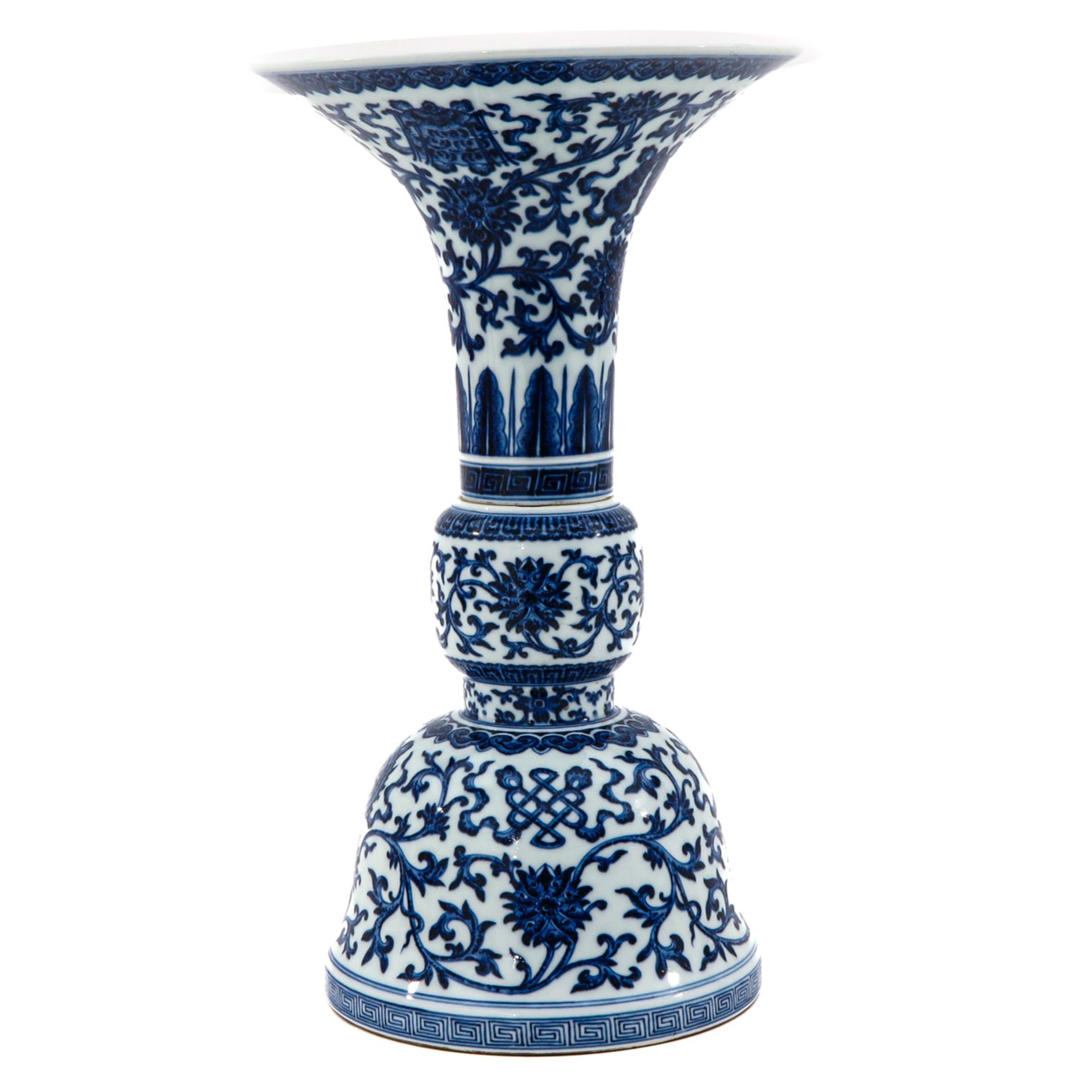 A Blue and White Chinese Altar Vase - Bild 2 aus 9
