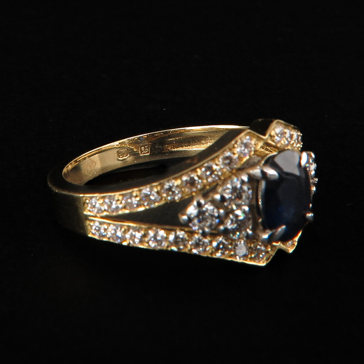 A Ladies Diamond and Sapphire Ring - Image 4 of 5