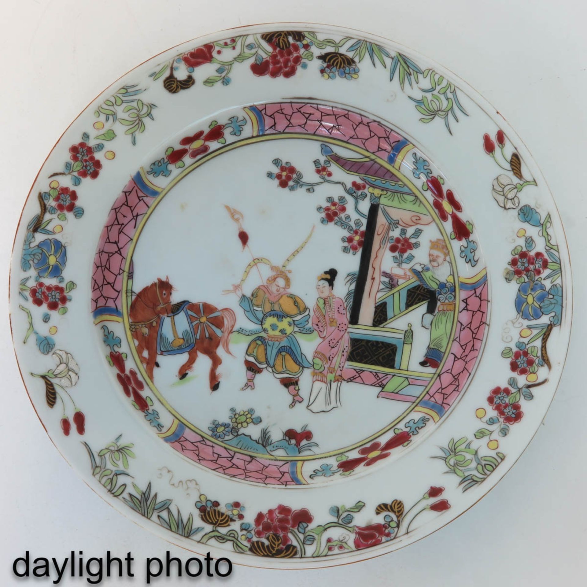 A Famille Rose Plate - Bild 3 aus 5