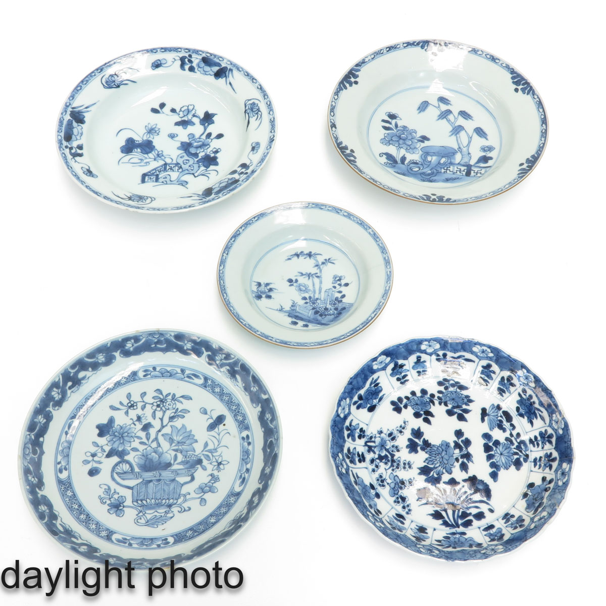 A Collection of 5 Blue and White Plates - Image 7 of 10