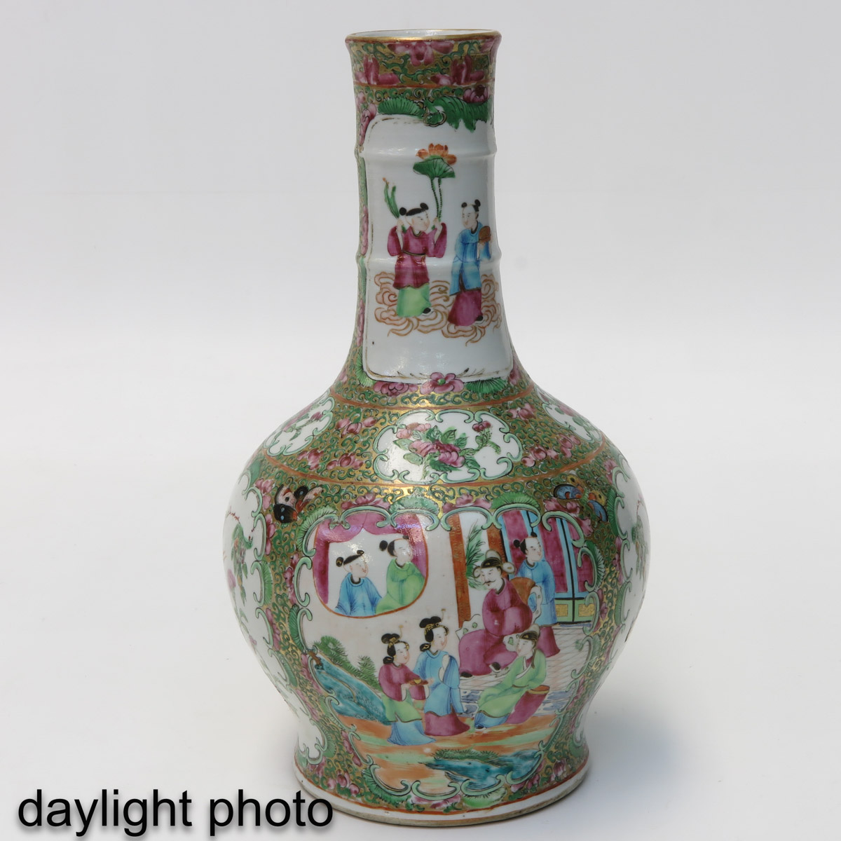 A Pair of Cantonese Vases - Image 7 of 9