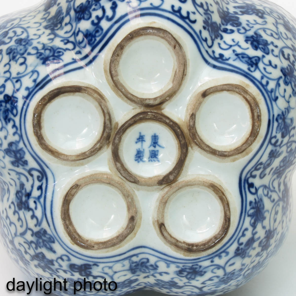 A Blue and White Tulip Vase - Image 9 of 10