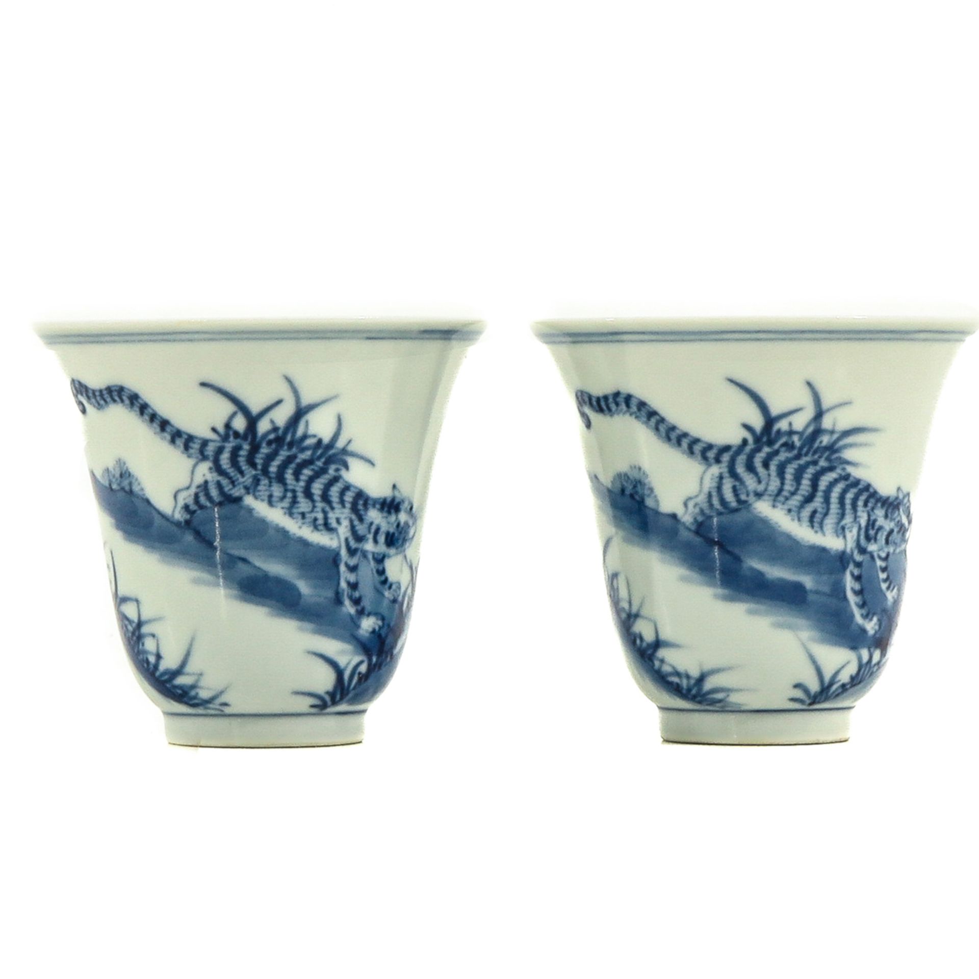 A Pair of Blue and White Cups - Bild 3 aus 9