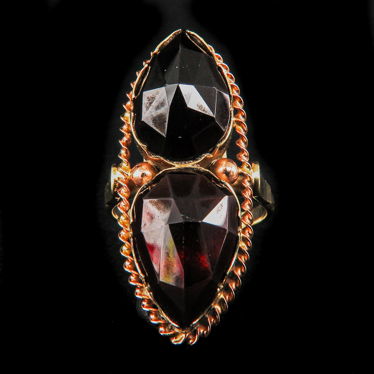 A Ladies Garnet Ring - Image 2 of 4