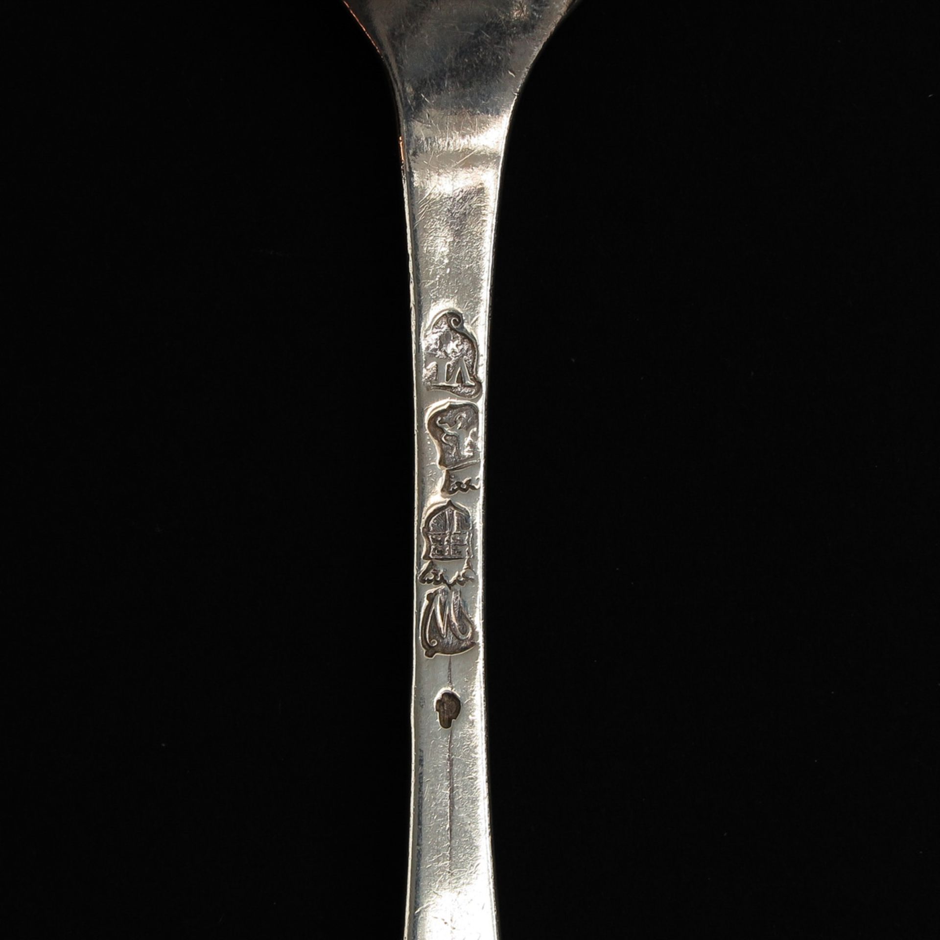 A Collection of 13 Silver Spoons - Bild 9 aus 10