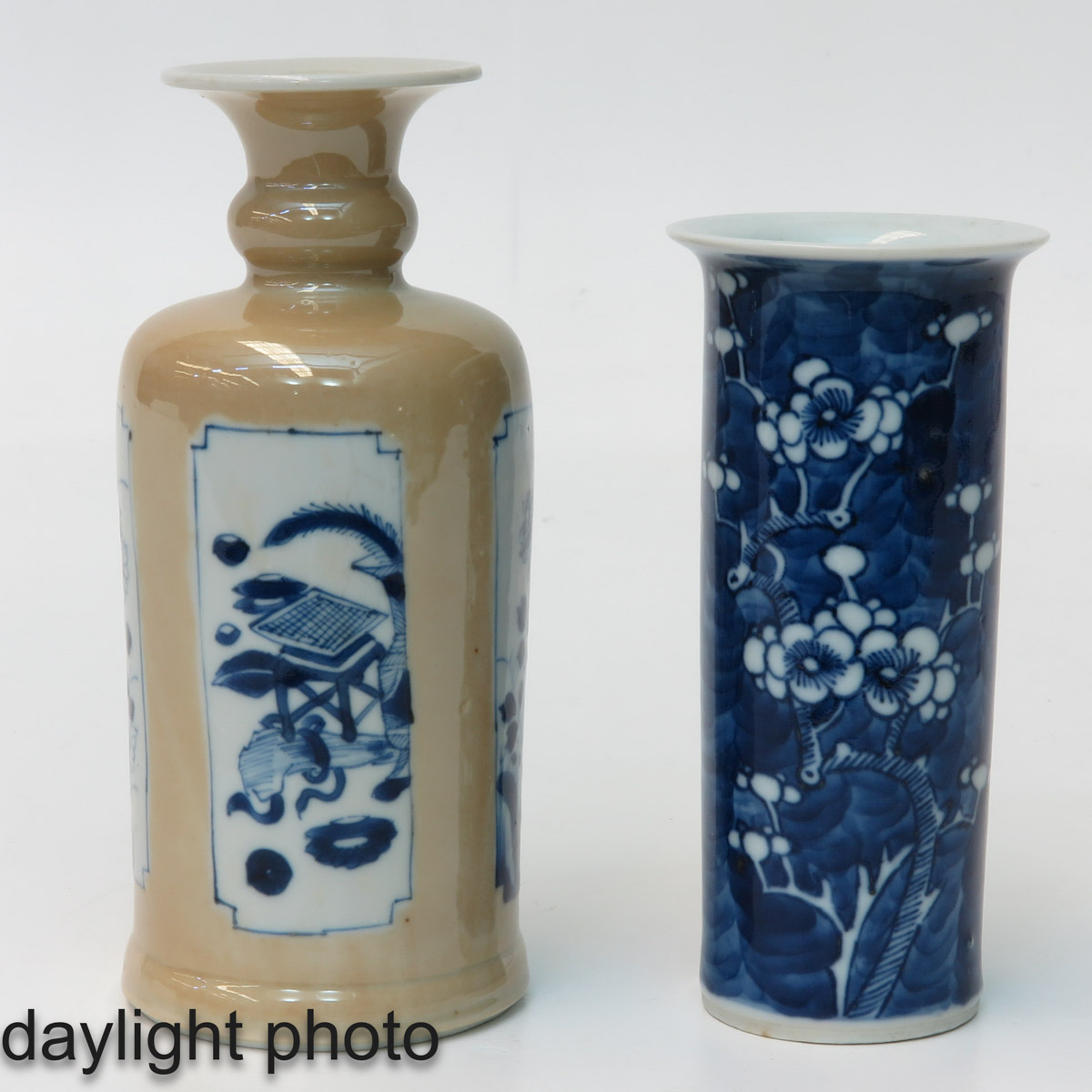 A Lot of 2 Vases - Image 7 of 9
