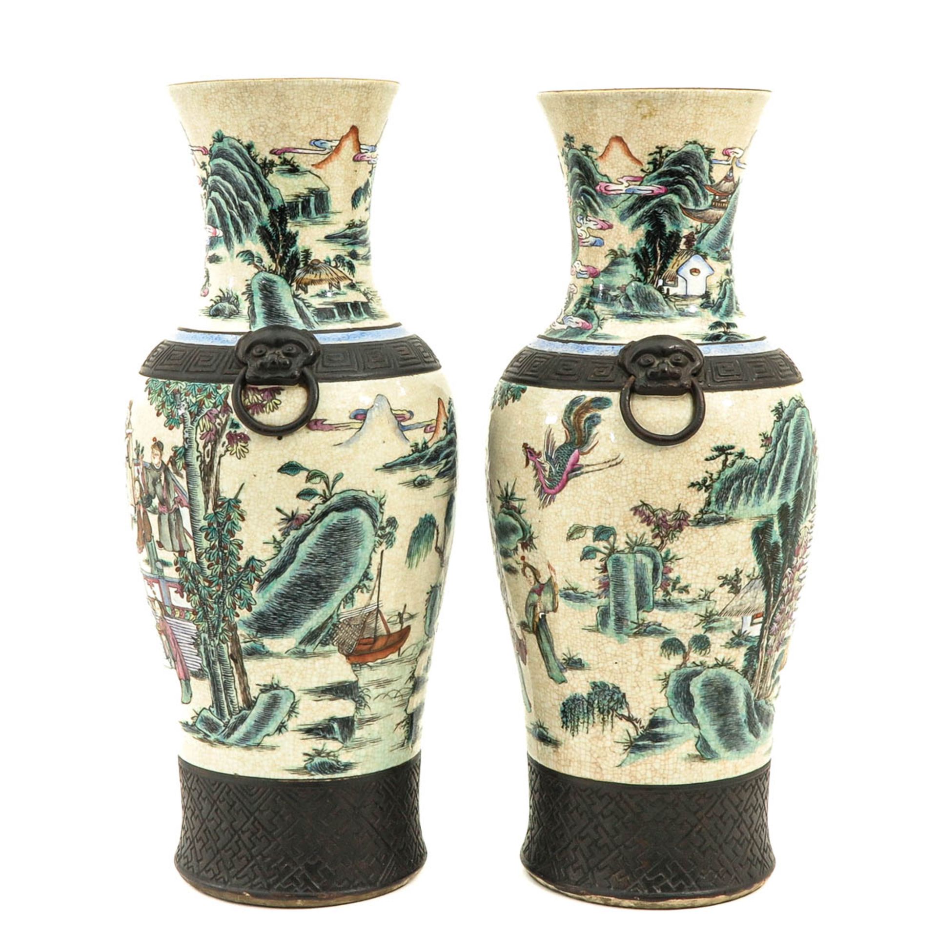 A Pair of Nanking Crackle Glazed Vases - Bild 2 aus 10