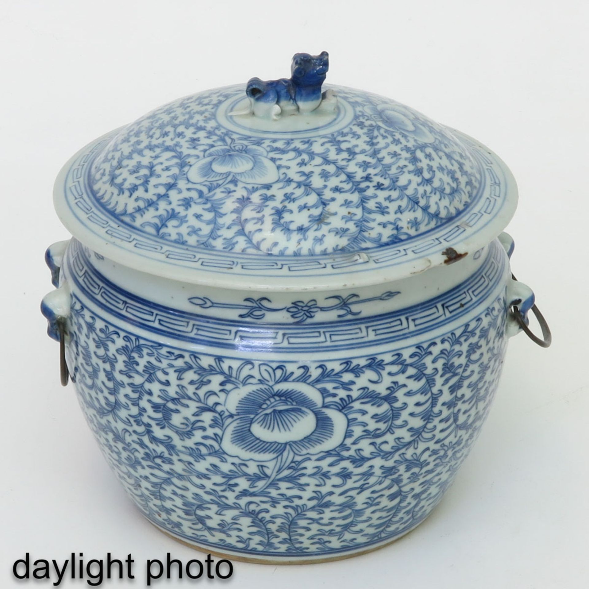 A Blue and White Jar with Cover - Bild 7 aus 9