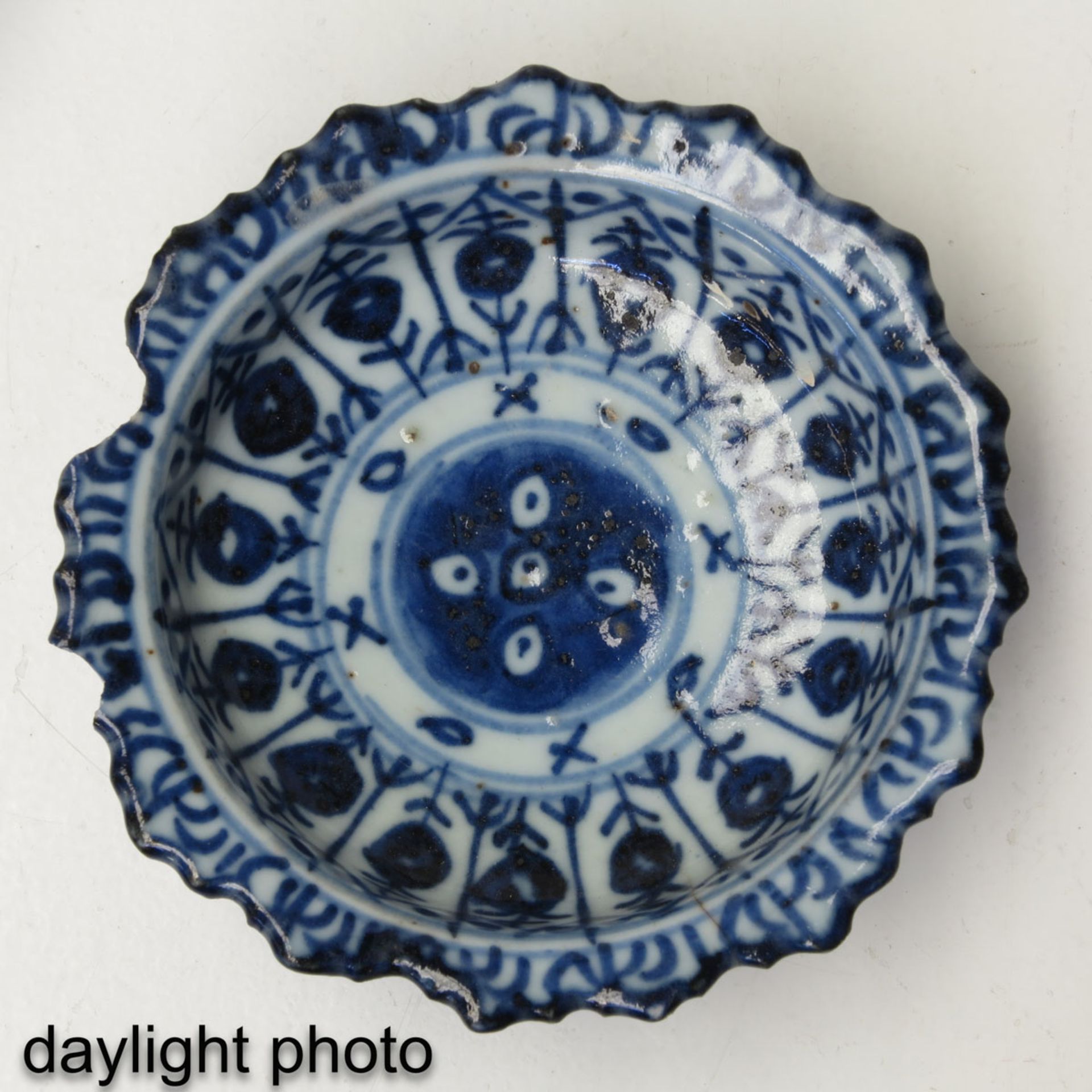 A Collection of 9 Small Altar Dishes - Bild 10 aus 10