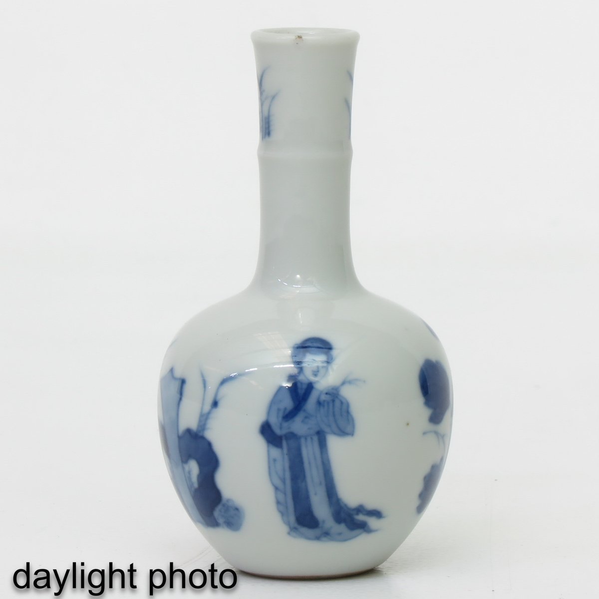 A Miniature Blue and White Vase - Image 7 of 10