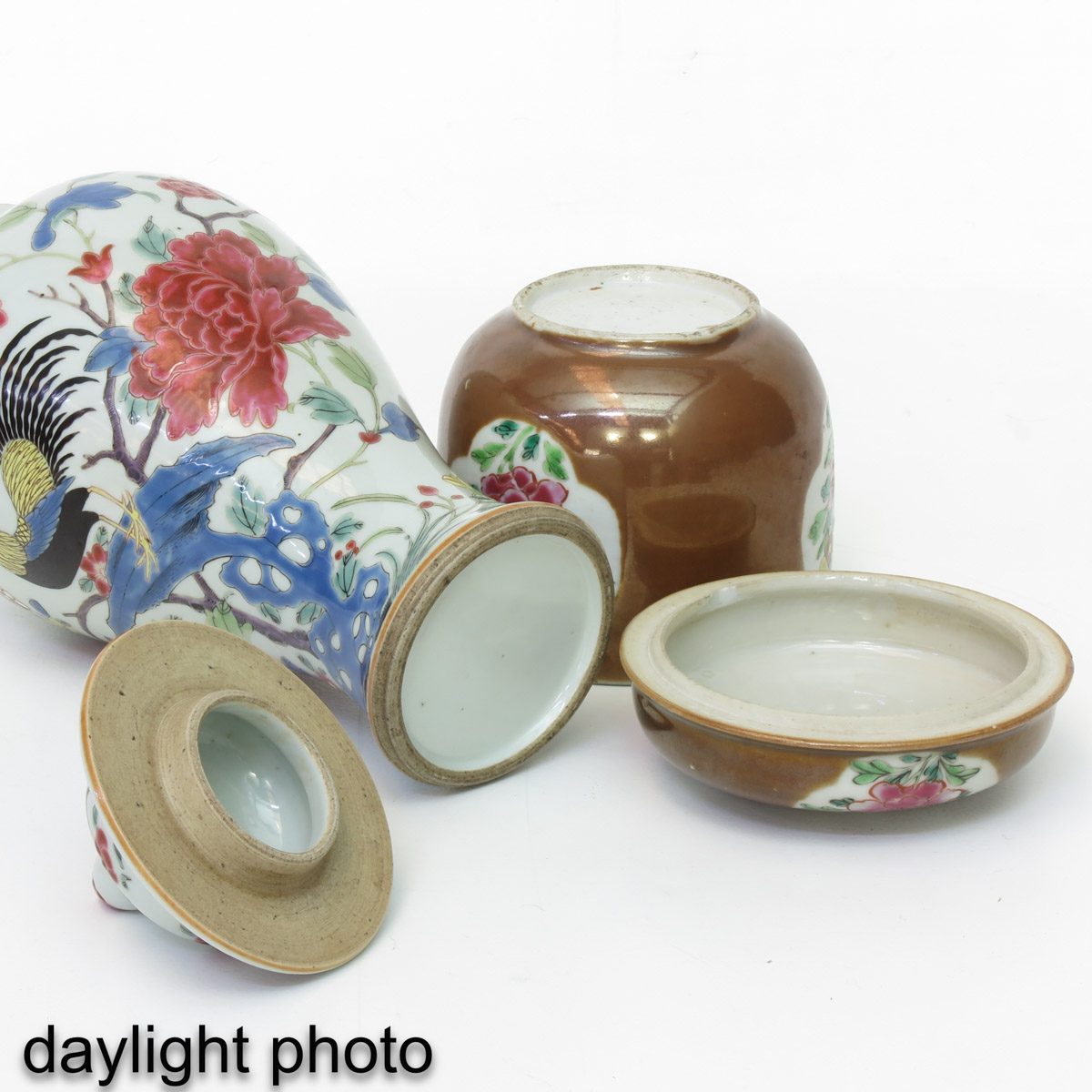 A Pot with Cover and Garniture Vase - Image 8 of 10