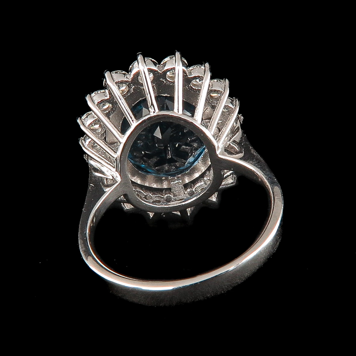 A London Blue Topaz and Diamond Ring - Image 3 of 4